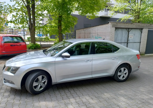 Skoda Superb cena 64000 przebieg: 186000, rok produkcji 2016 z Warszawa małe 106